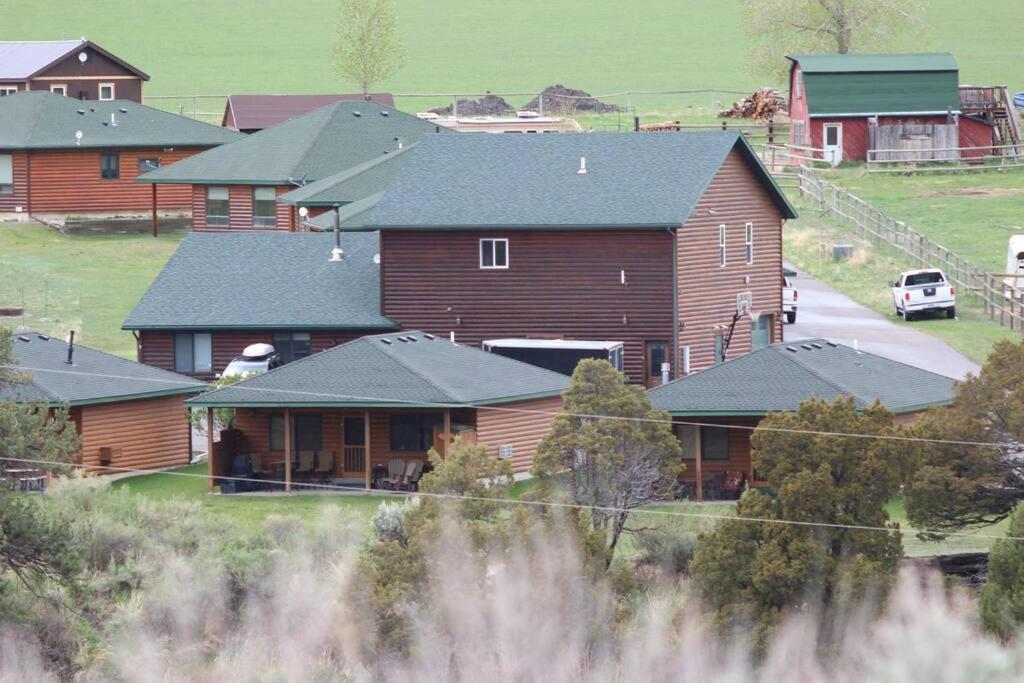 Bison Lodge - Lg Home - 2 Bedrooms - Less Than 5 Miles To Yellowstone North Entrance, Sleeps Up To 8 Gardiner Exterior photo
