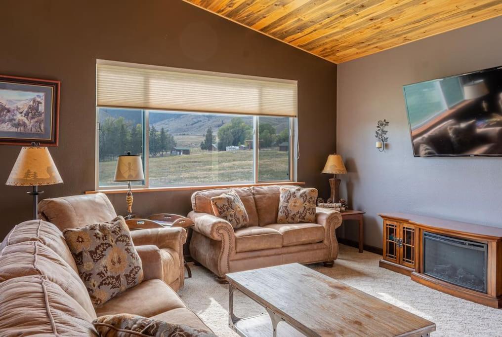 Bison Lodge - Lg Home - 2 Bedrooms - Less Than 5 Miles To Yellowstone North Entrance, Sleeps Up To 8 Gardiner Exterior photo