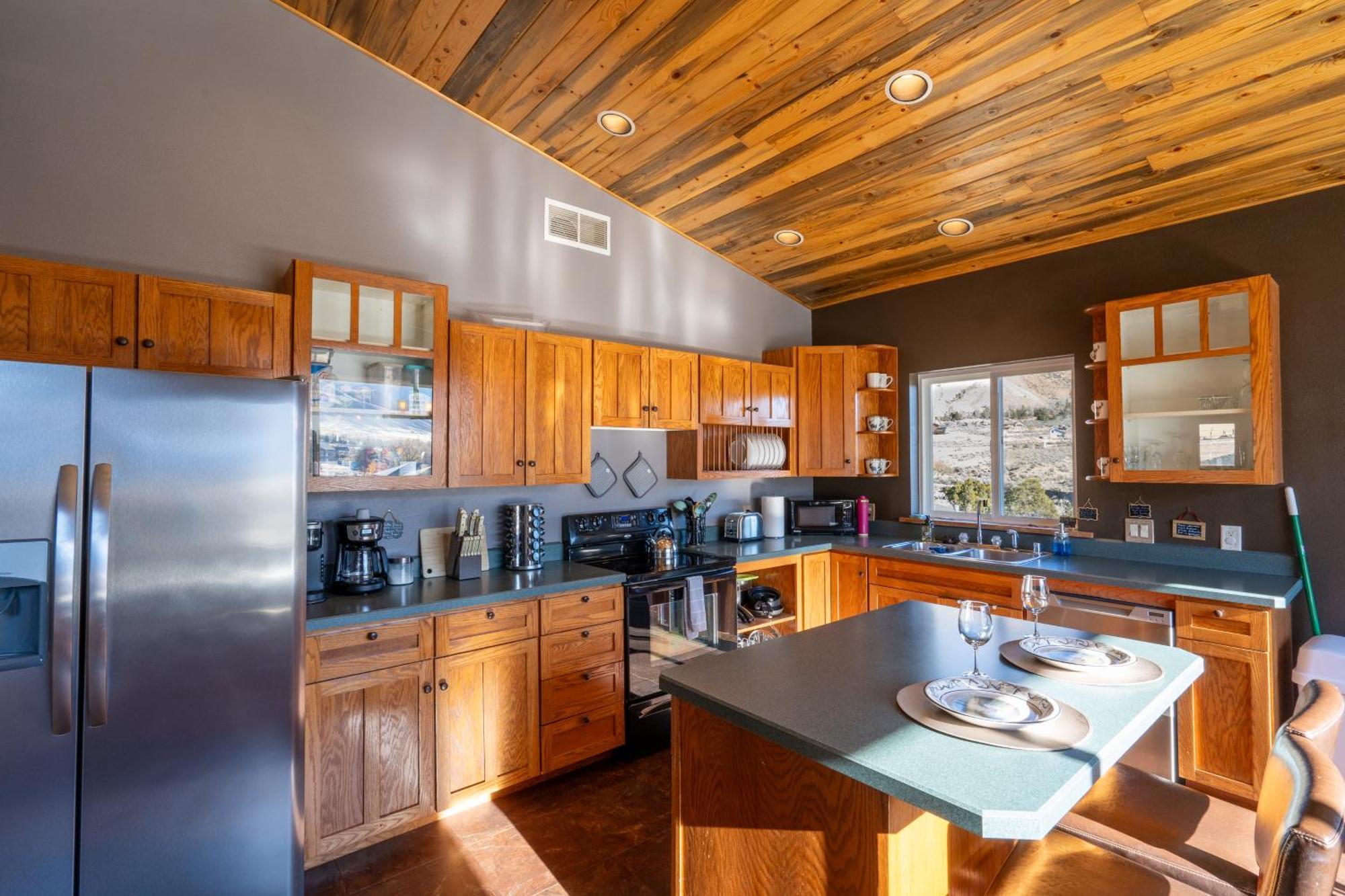 Bison Lodge - Lg Home - 2 Bedrooms - Less Than 5 Miles To Yellowstone North Entrance, Sleeps Up To 8 Gardiner Exterior photo