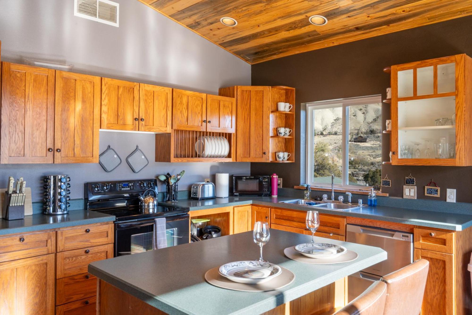 Bison Lodge - Lg Home - 2 Bedrooms - Less Than 5 Miles To Yellowstone North Entrance, Sleeps Up To 8 Gardiner Exterior photo